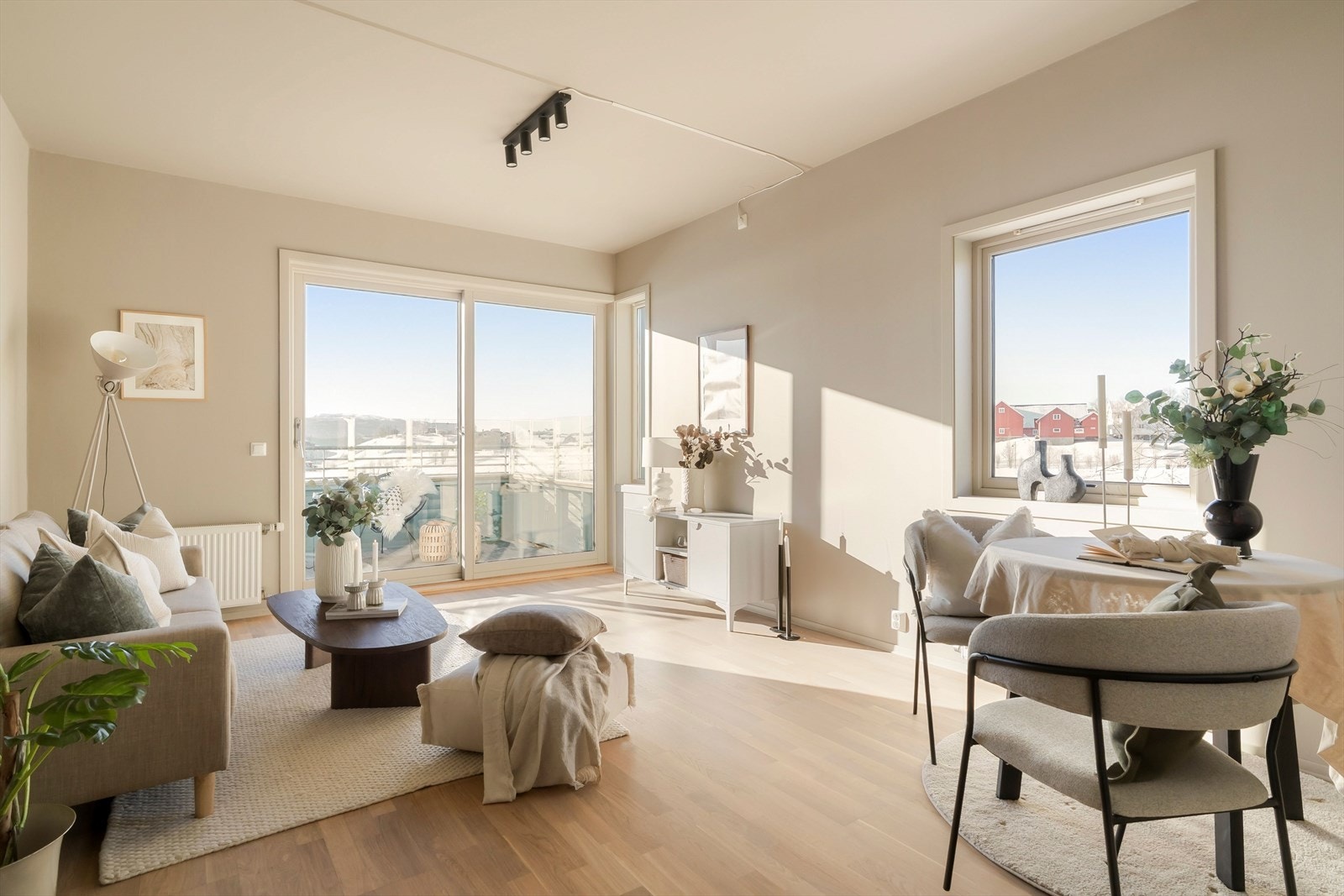 Aktiv Eiendomsmegling v/Marius Kvalvik har gleden av å presentere Lillian Byes veg 2 - en koselig 2-roms leilighet beliggende i øverste etasje fra 2007. Galleribilde