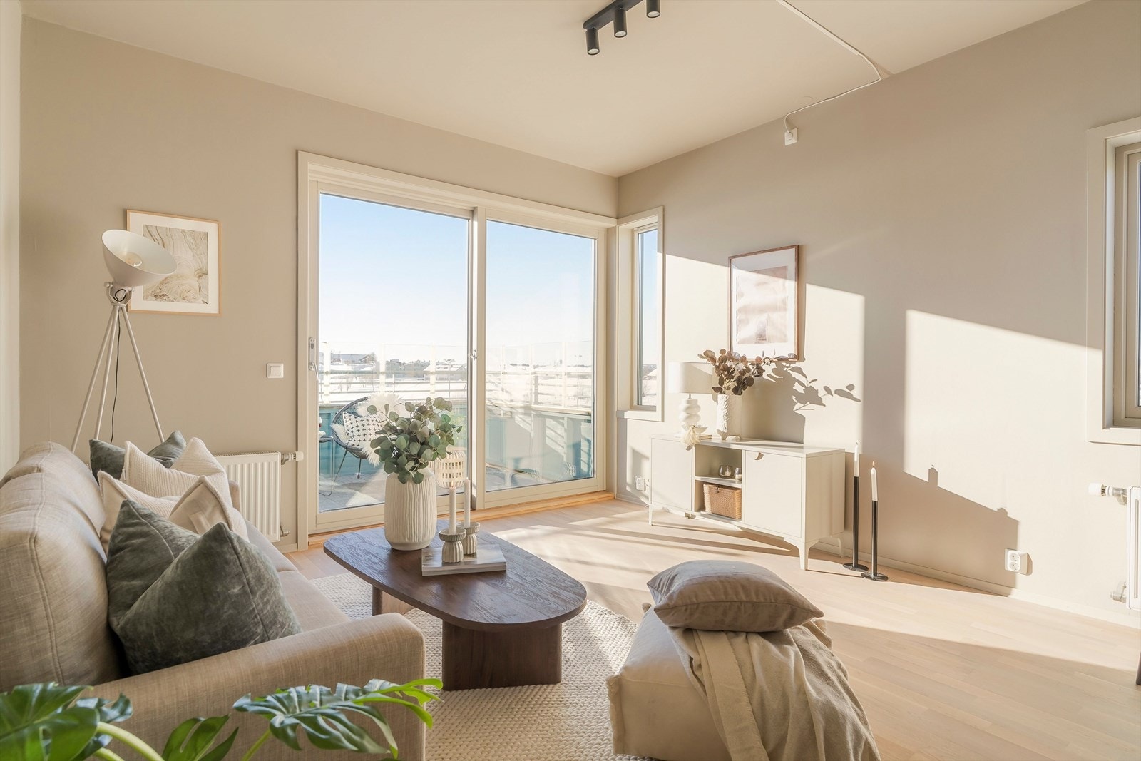 Leiligheten er nymalt i 2026 med tidsriktige fargetoner og har en god planløsning. Galleribilde