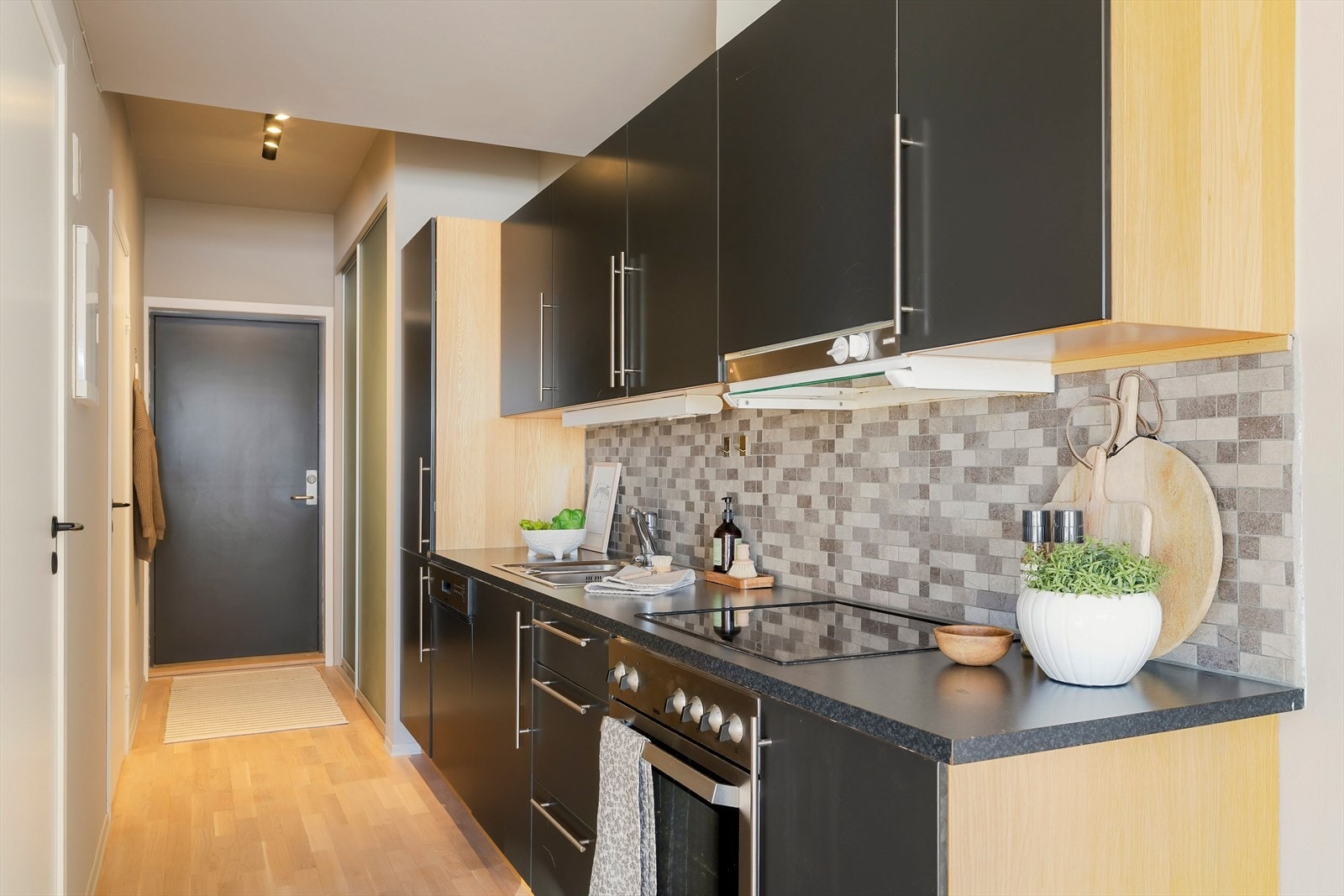 Kjøkkenet er plassert langs vegg i stuearealet og har en moderne utforming. Galleribilde