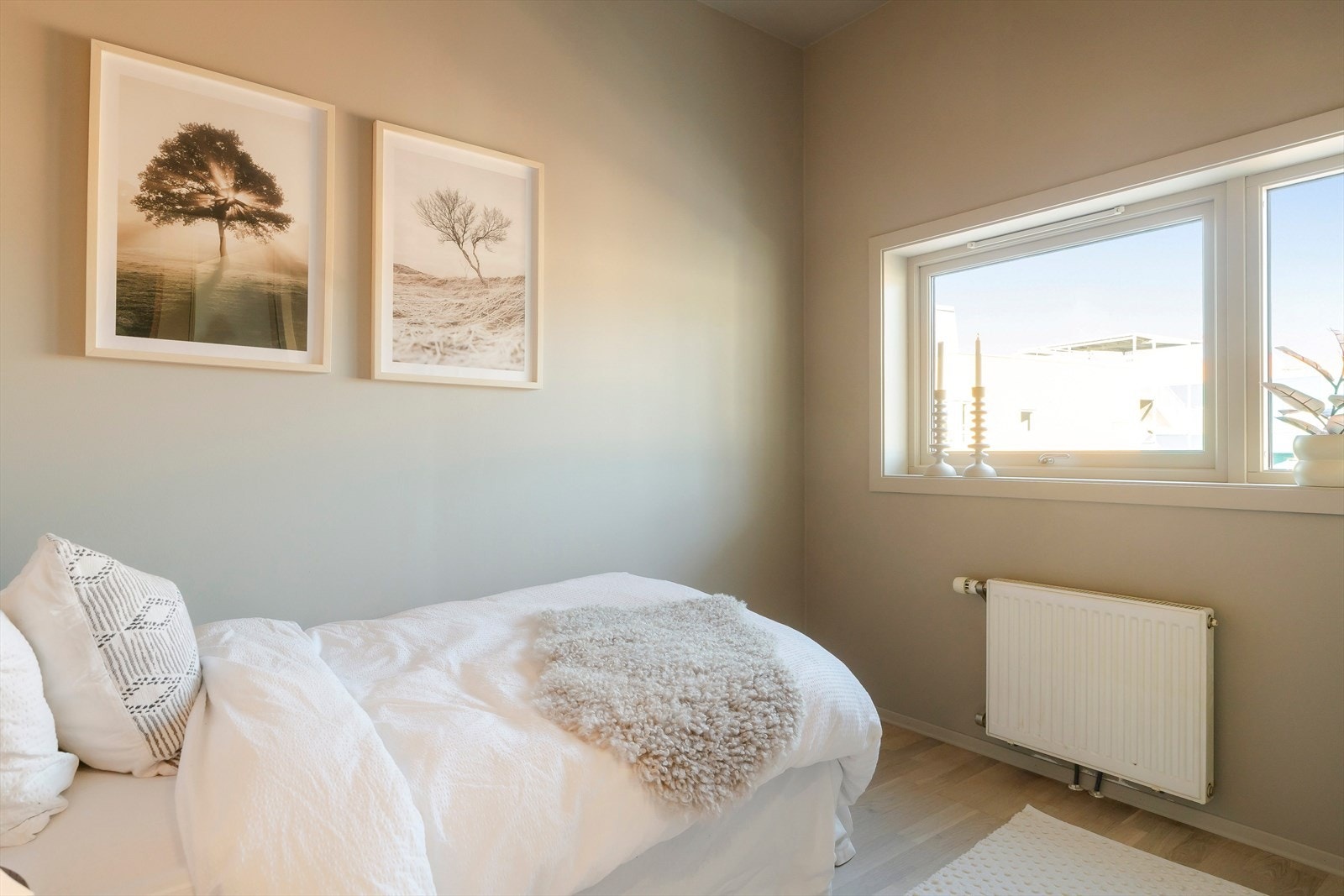 Rommet har vindu som gir naturlig lysinnslipp, og arealet er godt utnyttet innenfor rommets størrelse. Galleribilde