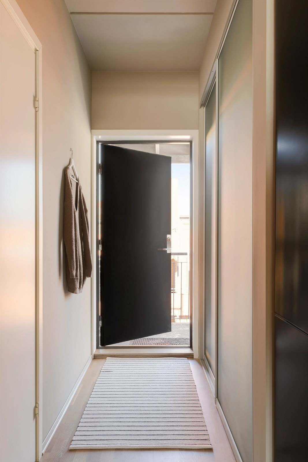 Entréen fremstår ryddig og funksjonell, med god plass til oppbevaring langs vegg i form av skyvedørsgarderobe. Galleribilde