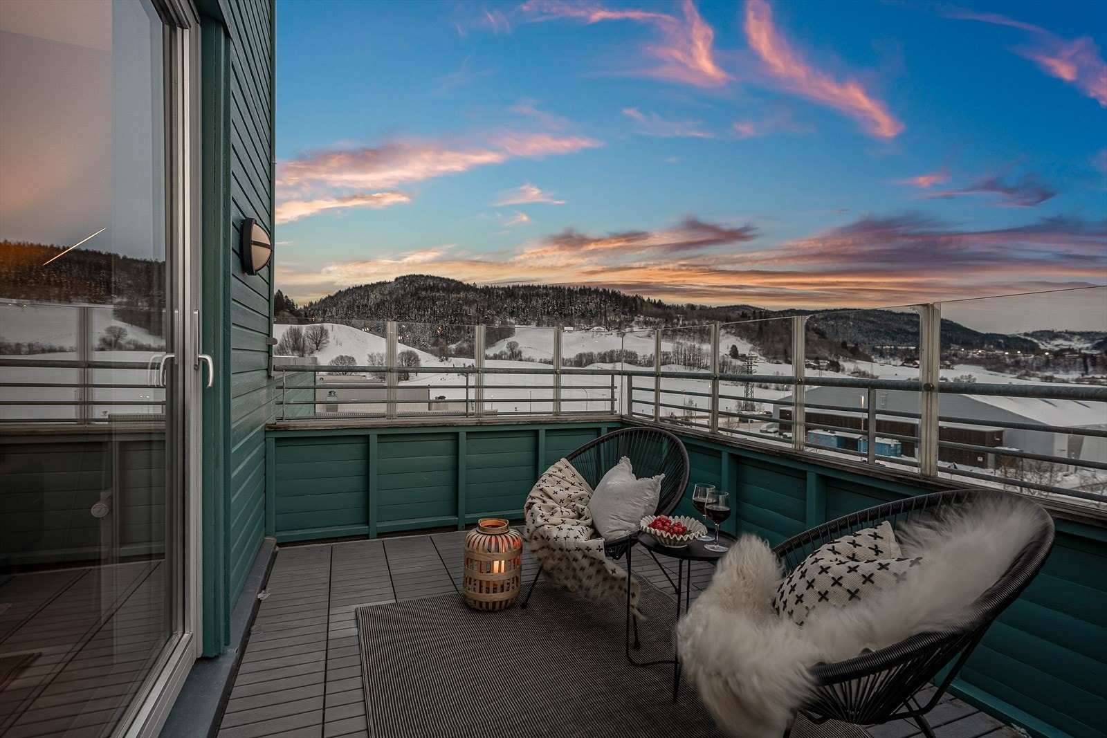 Det er mulig å etablere en takterrasse på ca. 60 kvm, rundt hjørnet av balkongen. Galleribilde