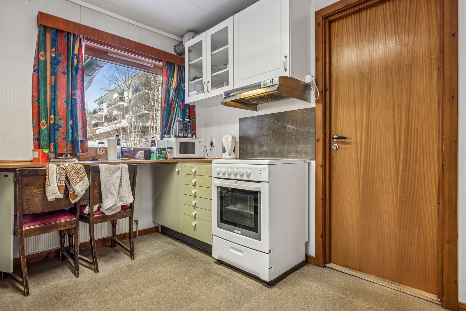 Kontordelen har egen inngang med wc, venterom og kontorer. Næringsvirksomheten ble drevet fram til 2004. Kjeller i kontorfløy er ikke innredet. Galleribilde