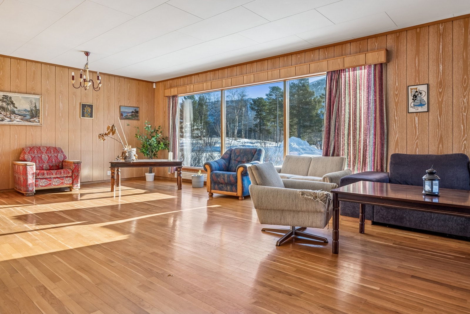 Eiendommen har tidligere vært benyttet som kombinert bolig - og næringseiendom. Galleribilde