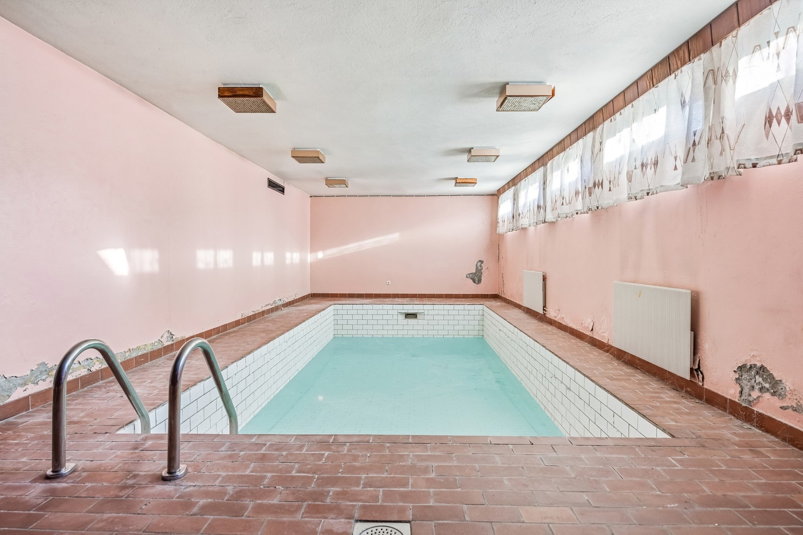 Basseng i kjeller. Galleribilde