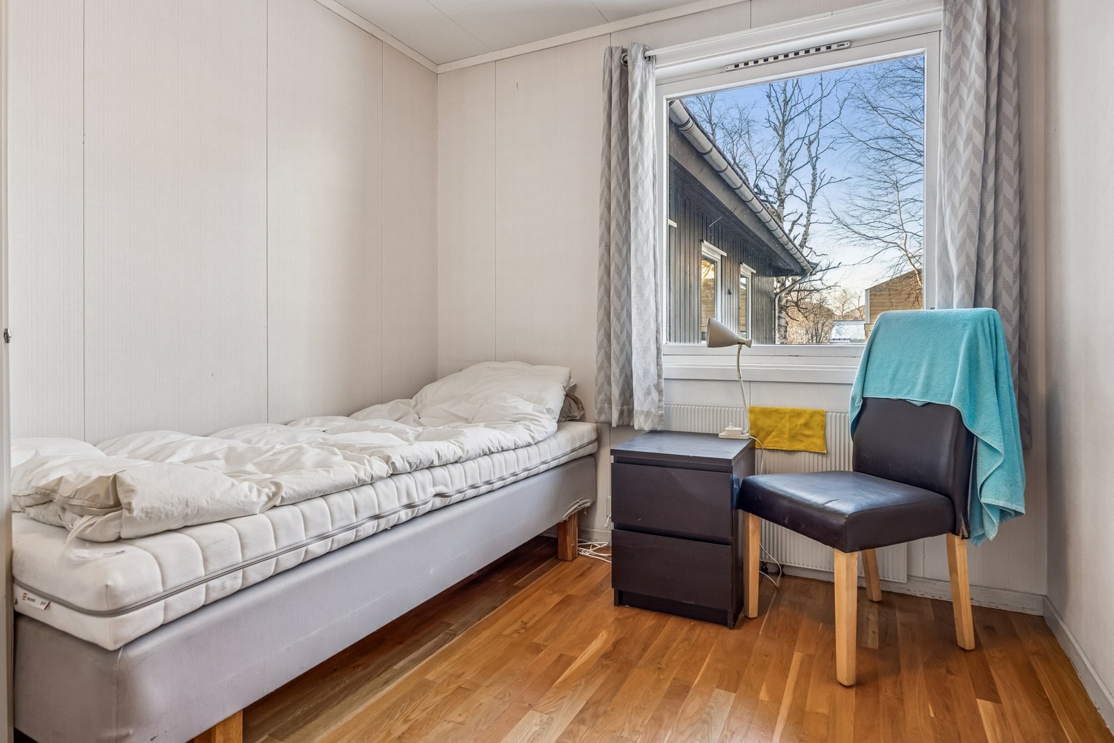 Dette er en innholdsrik eiendom med en stor og innholdsrik boligdel med store stuer og flere soverom. Galleribilde