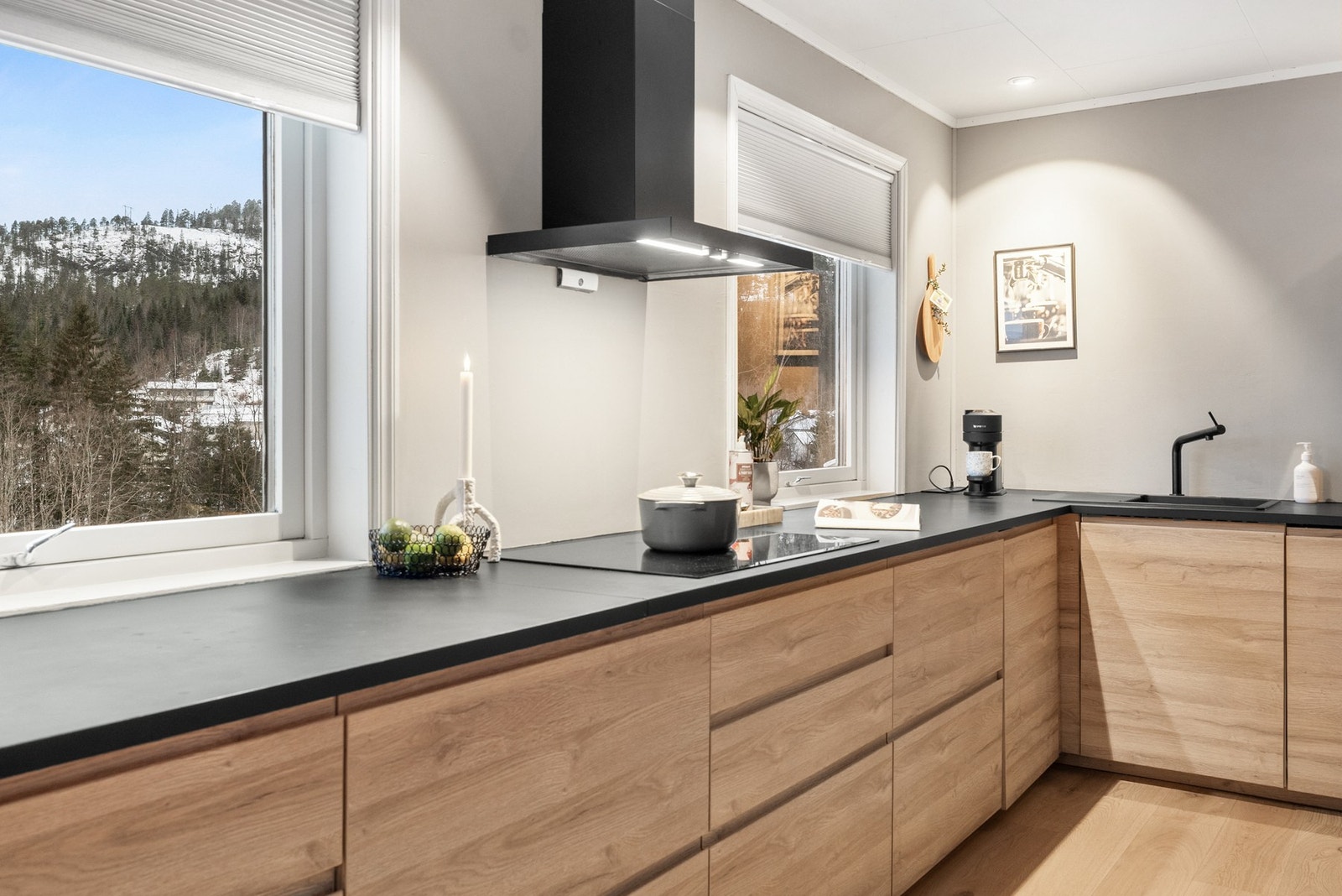 Innfelte spotter i himlingen gir en lun og behagelig belysning Galleribilde