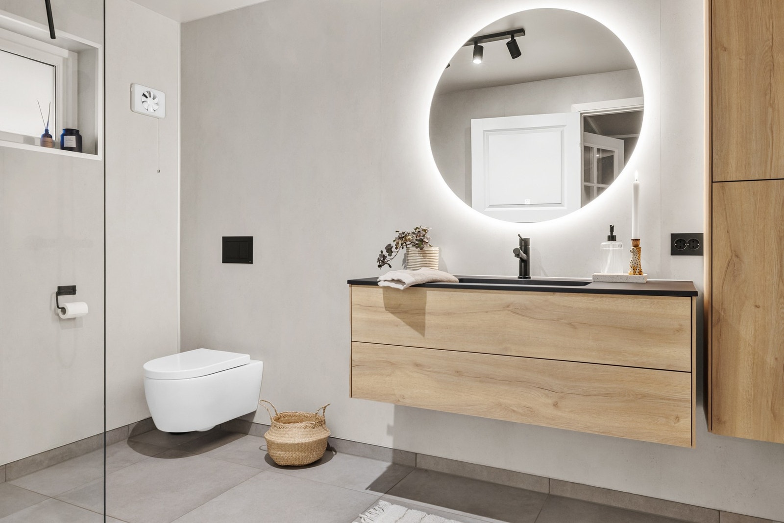 Stilrent bad med delikate fargevalg og moderne detaljer Galleribilde