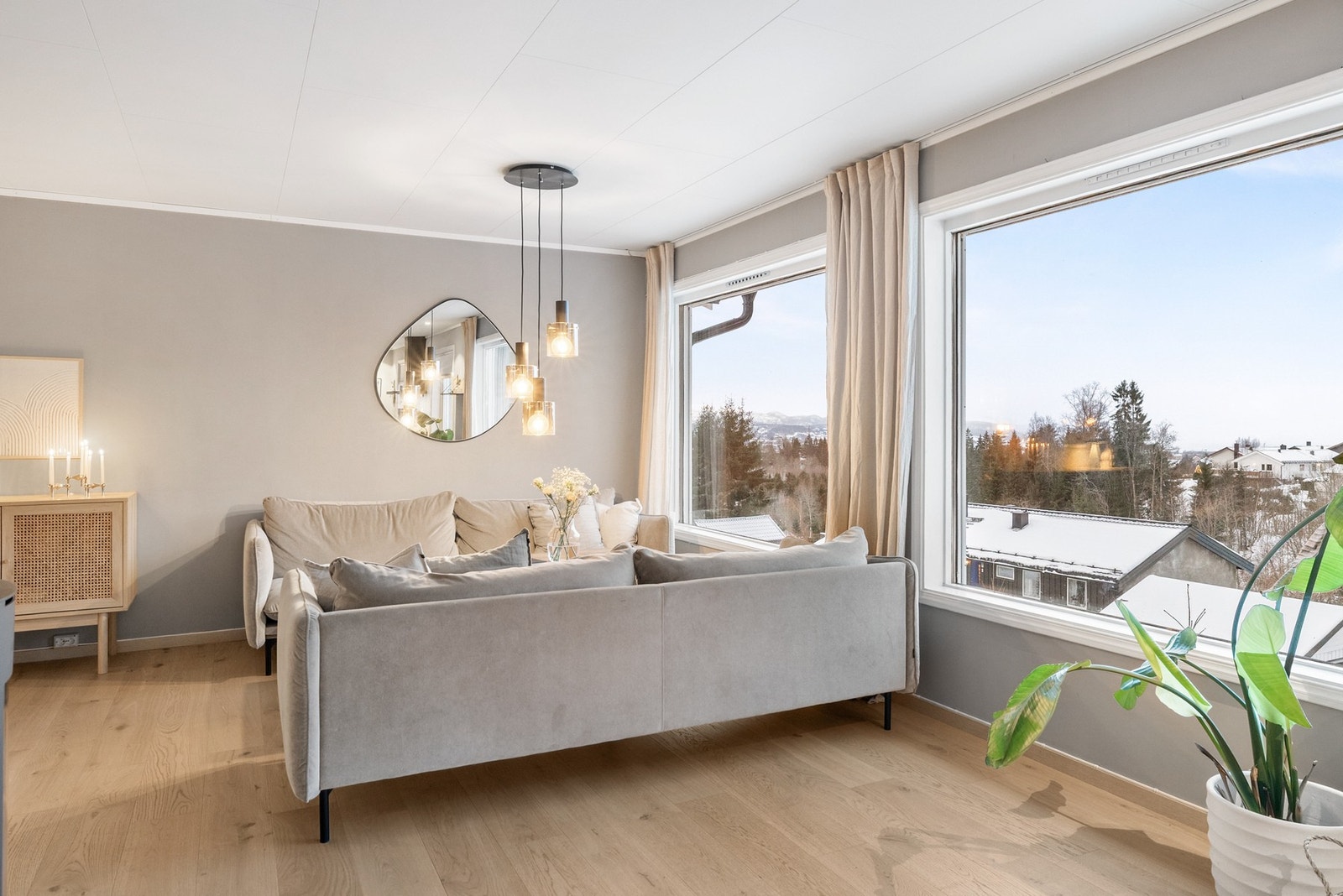 Store vindusflater som tilfører rommet en lys og luftig atmosfære Galleribilde