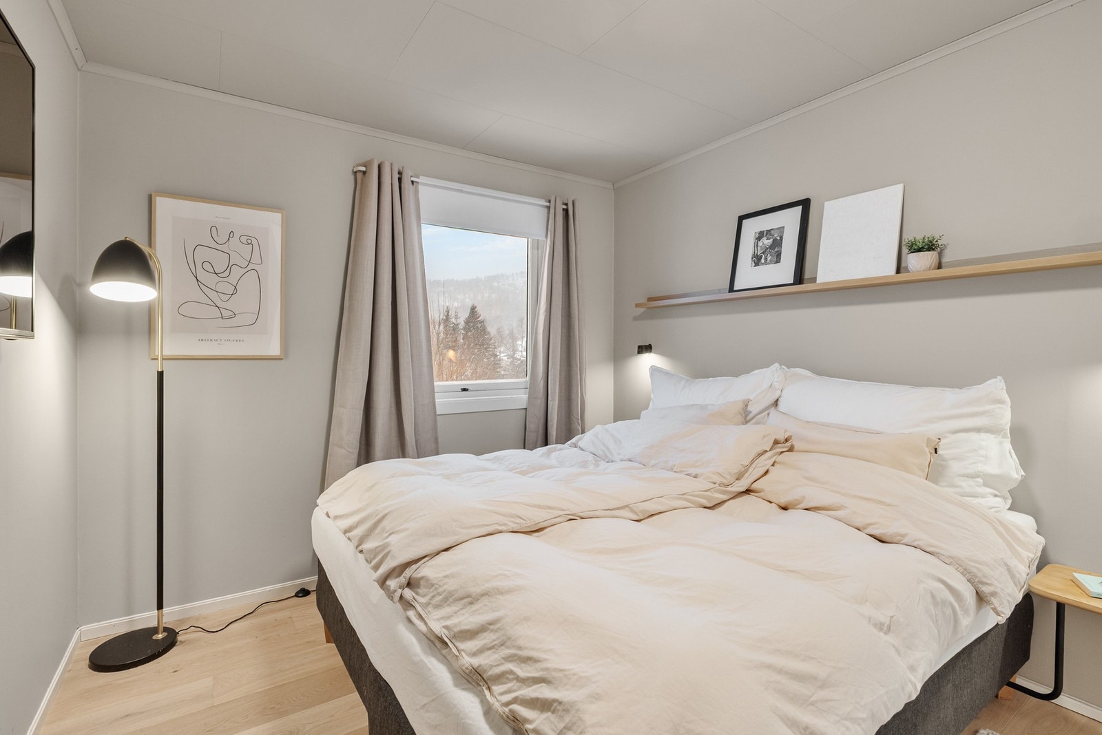 Det er 3 soverom på boligens hovedplan Galleribilde