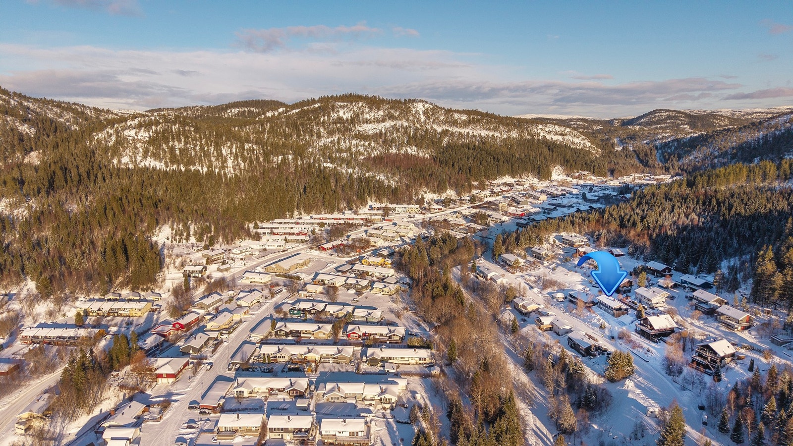 Gangavstand til Kleppen med skole, idrettshall, svømmehall og fotballbaner Galleribilde