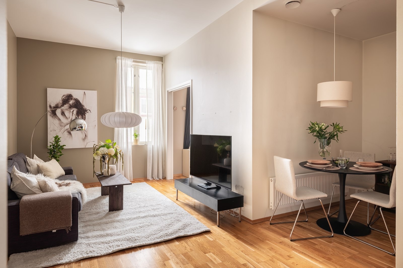 Kombinasjonen av takhøyden på nærmere 3 meter og det naturlige lysinnslippet sørger for en god romfølelse. Med sine 23 m² i oppholdsrommet er det plass til både sofa- og spisegruppe. Galleribilde