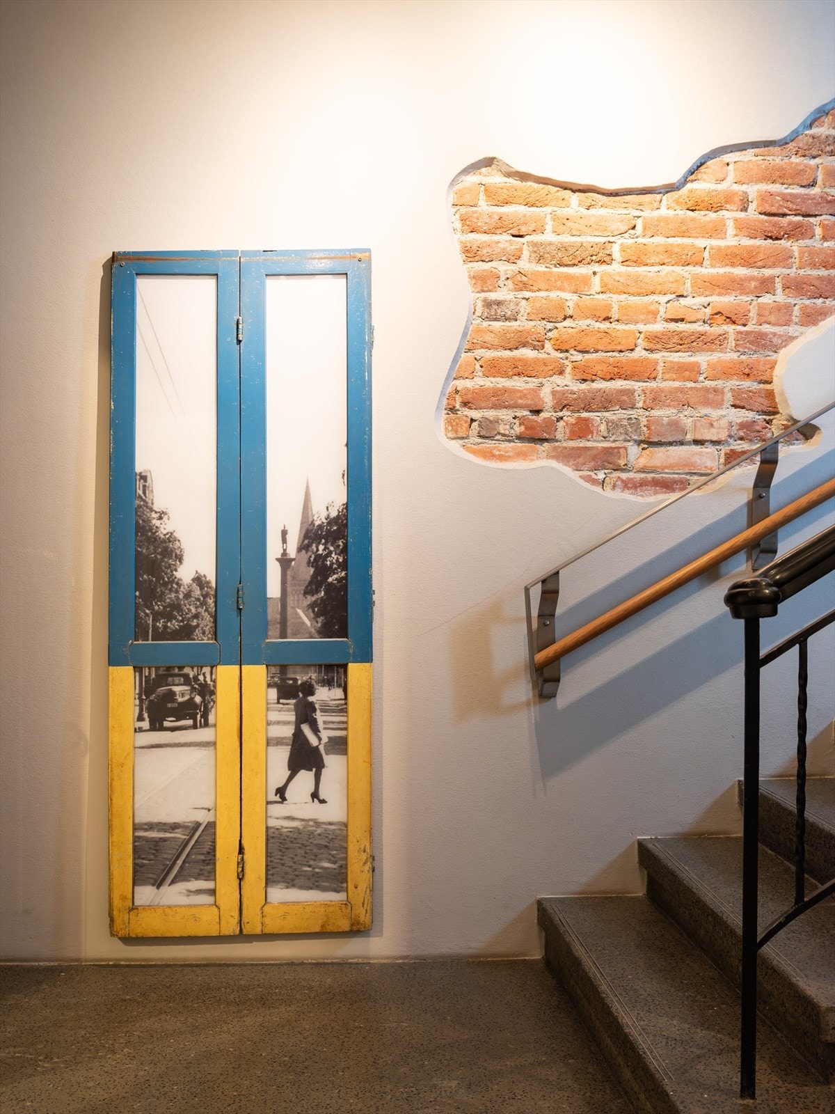 Kunst og historie møter deg i trappeoppgangen. Det gamle vinduet med historiske bybilder er ett av mange detaljer som vitner om at dette er et bygg med en fortid verdt å ta vare på. Galleribilde