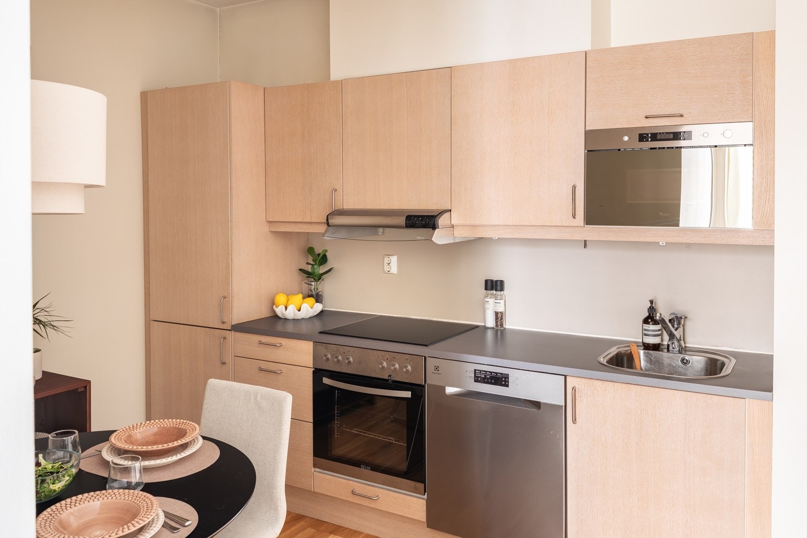 De integrerte hvitevarene medfølger handelen. Galleribilde