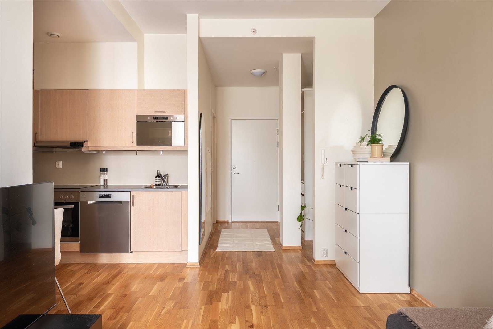 Man har behagelig oppvarming via fjernvarme som er inkludert i felleskostnadene. For øvrig er kabel-tv, internett, bygningsforsikring og diverse drift/vedlikehold av sameiet også med i disse. Galleribilde