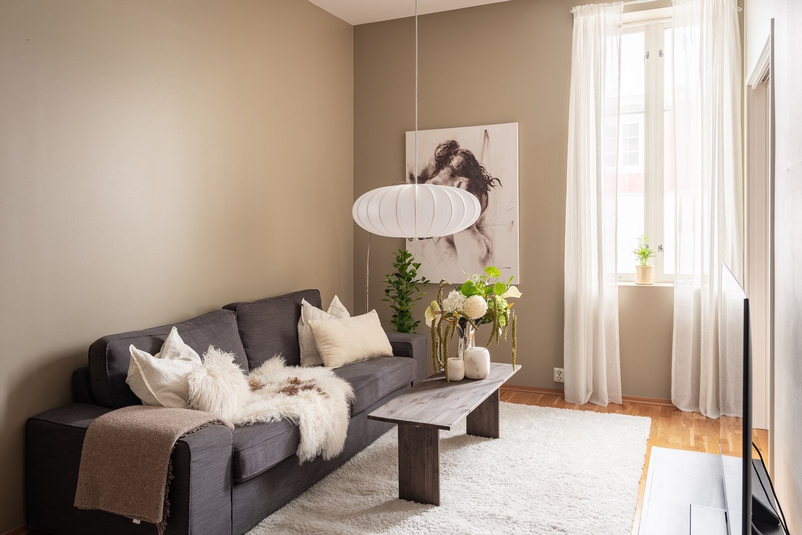 Leiligheten har en tilbaketrukket beliggenhet i trivelige og rolige omgivelser i utkanten av sentrum. Galleribilde