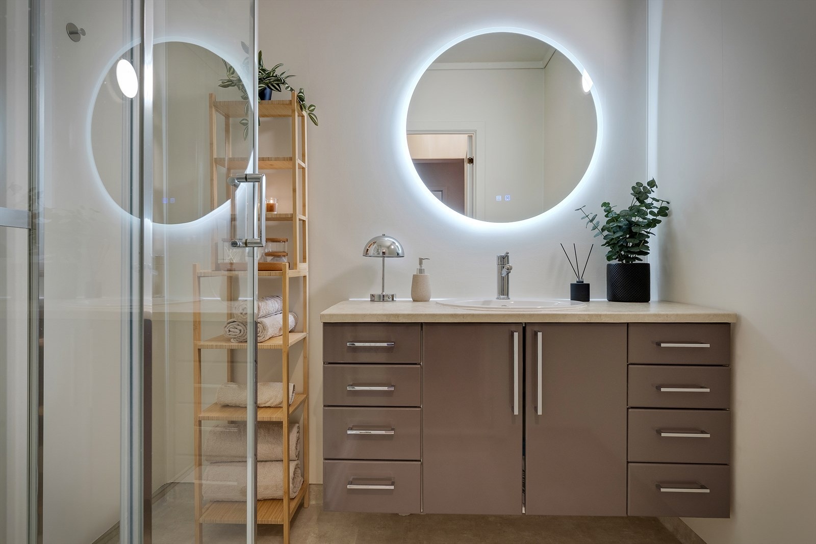 - Badet er innredet med baderomsmøbel med rikelig av oppbevaring samt dusj og speil med integrert belysning og touch-funksjon - Galleribilde