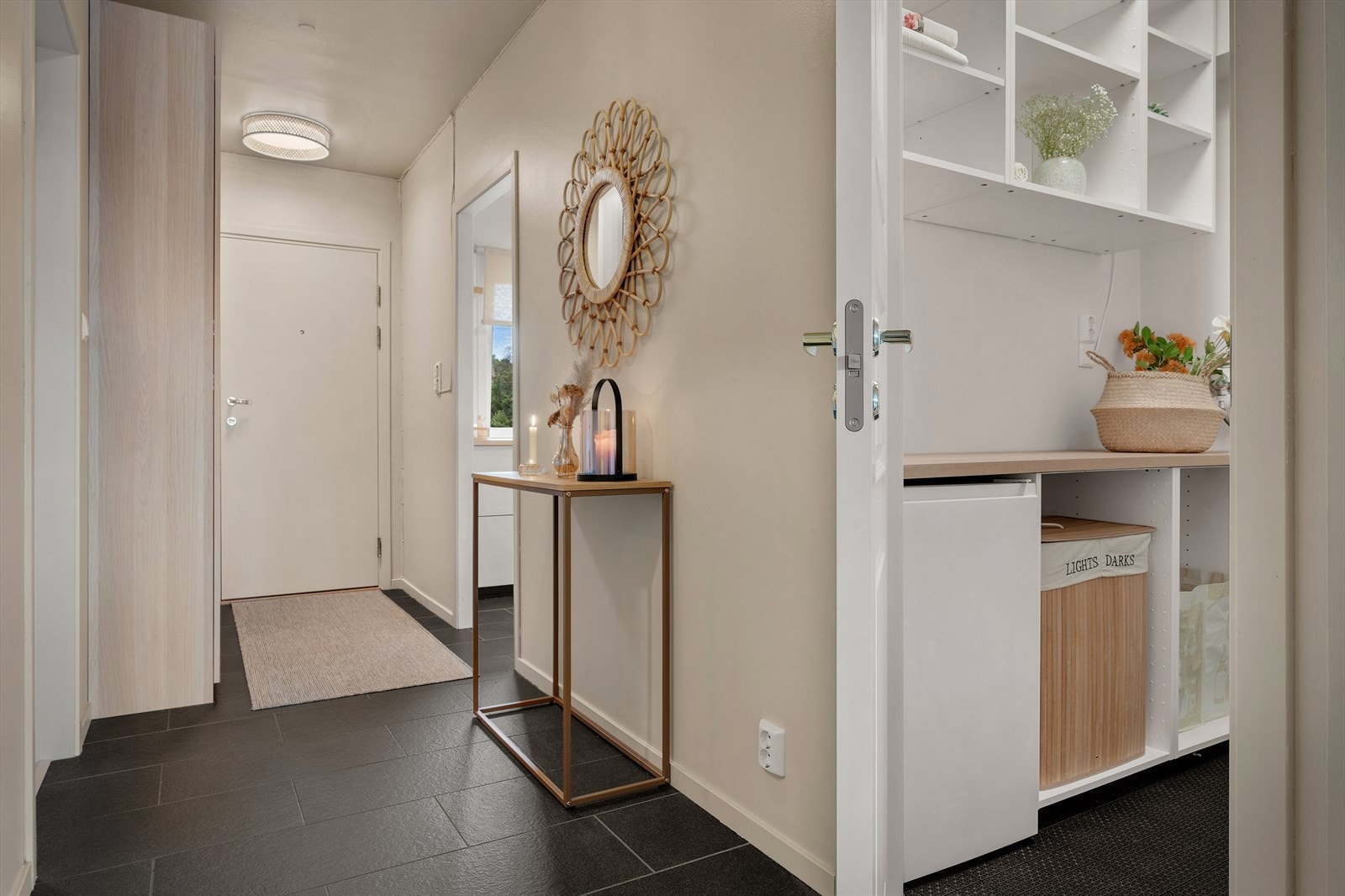 - I rommet ved siden av finner du et separat vaskerom - Galleribilde