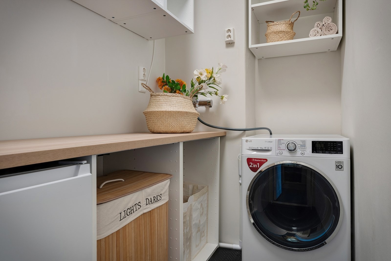 - Vakserommet er innredet og praktiske overskap og benkeplate - perfekt til å holde orden i klesvasken - Galleribilde