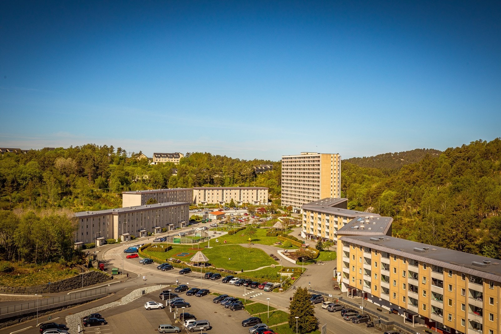 - Borettslaget har pent opparbeidede fellesarealer til glede for beboerne - Galleribilde