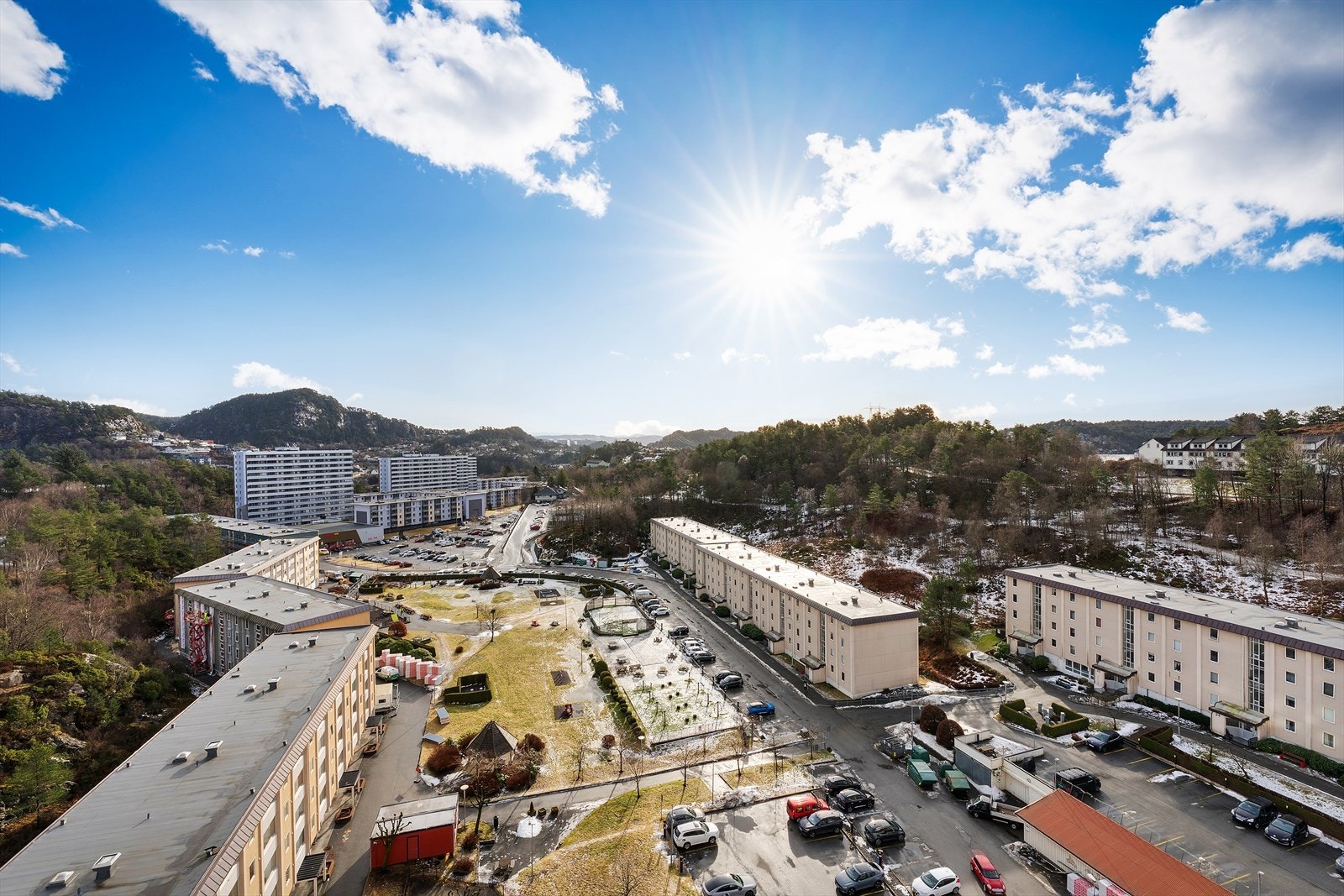 - Det er mulighet for parkering via borettslaget. Flere plasser har opplegg for elbil-lader - Galleribilde