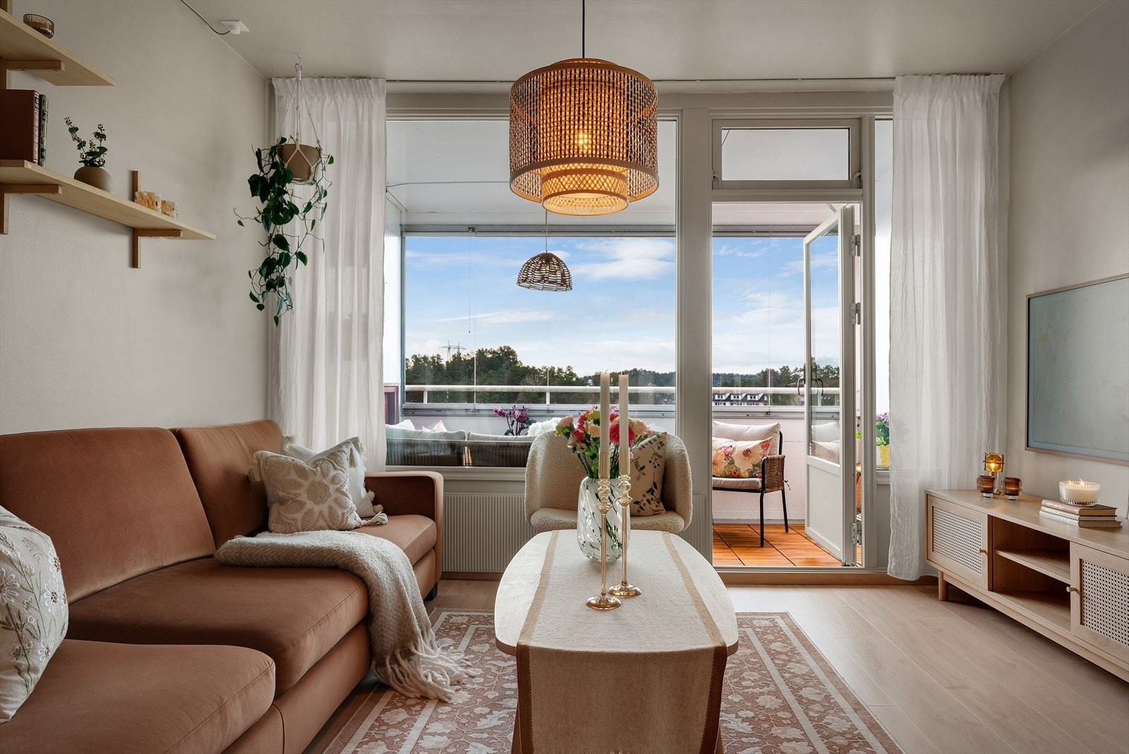 - Generøse vindusflater med godt lysinnslipp bidrar til en behagelig og luftig atmosfære - Galleribilde