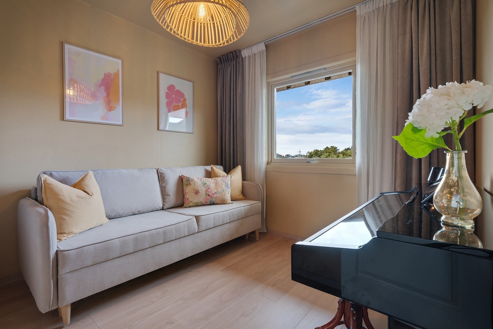 - Soverom 2 måler 8,7 m², og gir rom for å innrede med ønsket møblement - Galleribilde