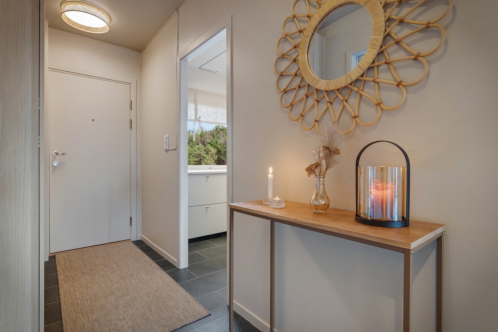 - Her er det mye inkludert i felleskostnadene, bla. sentralvarme, varmtvann, grunnpakke tv/internett, kommunale avgifter og eiendomsskatt, renter og avdrag på felles lån, felles byggforsikring, renhold samt felles vedlikehold og driftskostnader - Galleribilde