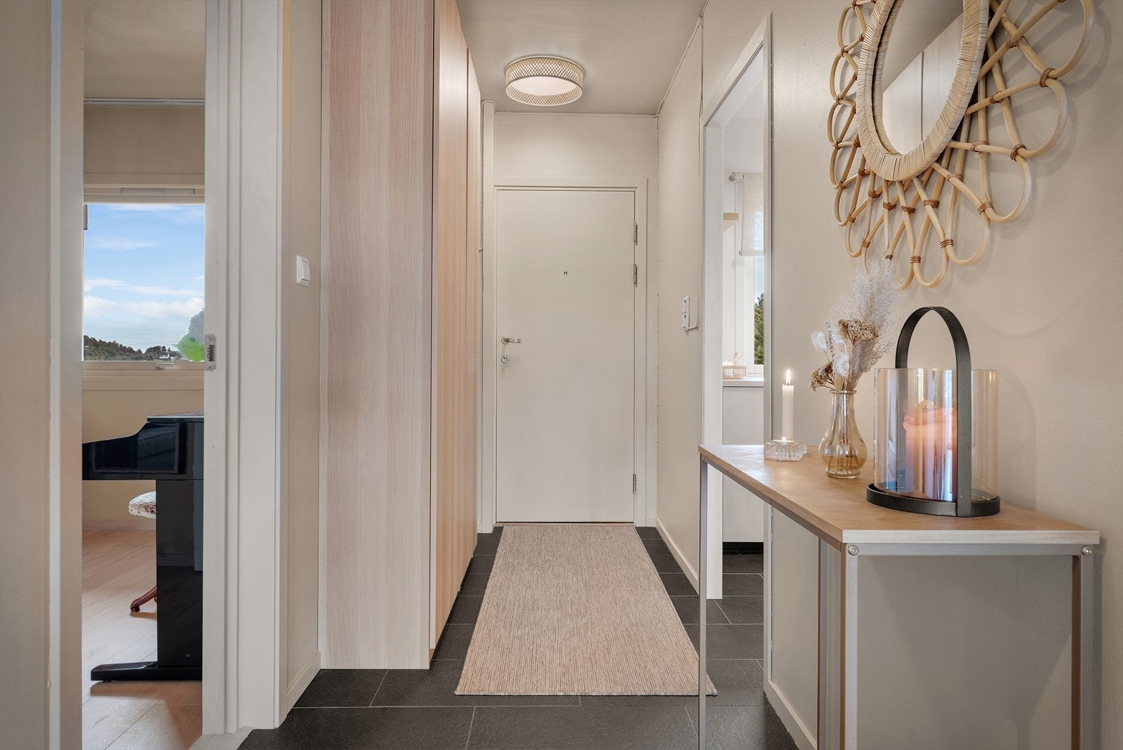 - Både entré og kjøkken er flislagt og med behagelig gulvvarme - Galleribilde