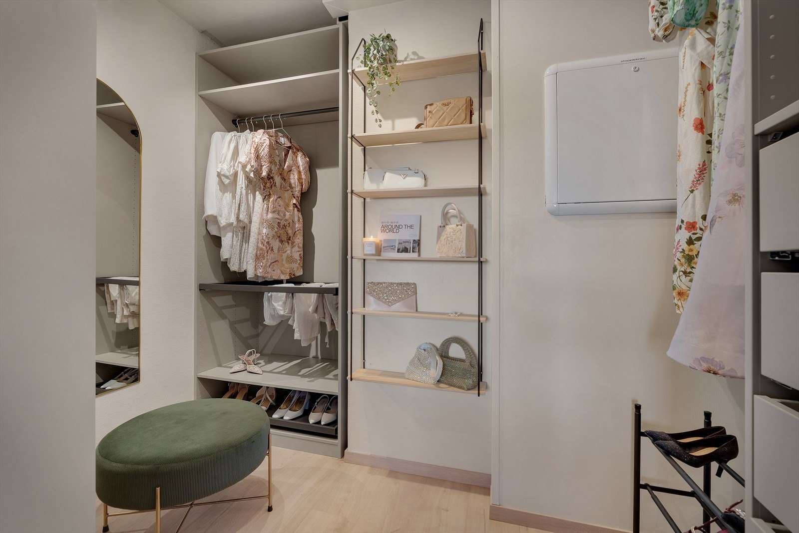 - I tilknytning til soverommet finner du en praktisk innredet walk-in garderobe - Galleribilde