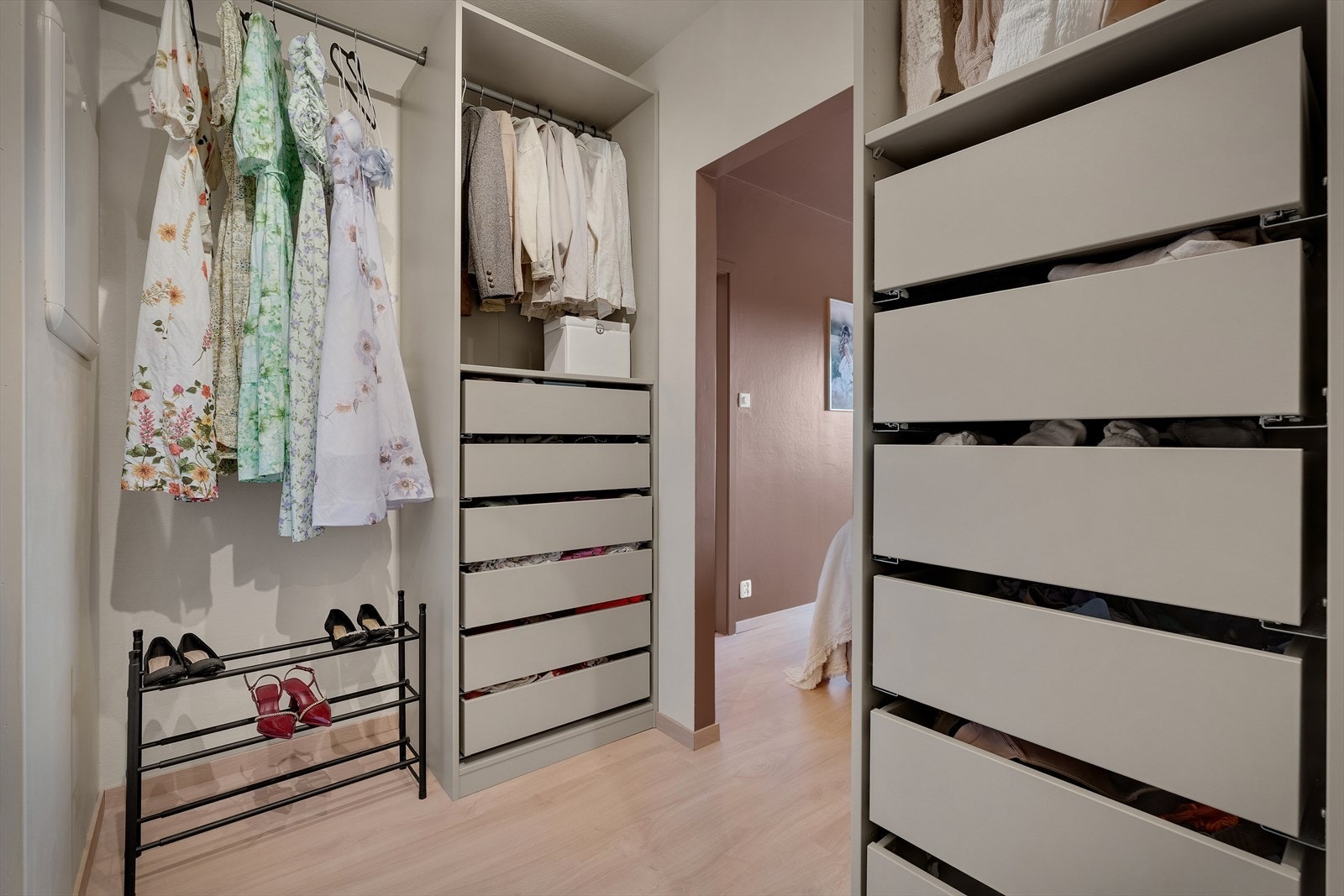 - En garderobe som gir en følelse av luksus og orden i hverdagen - Galleribilde