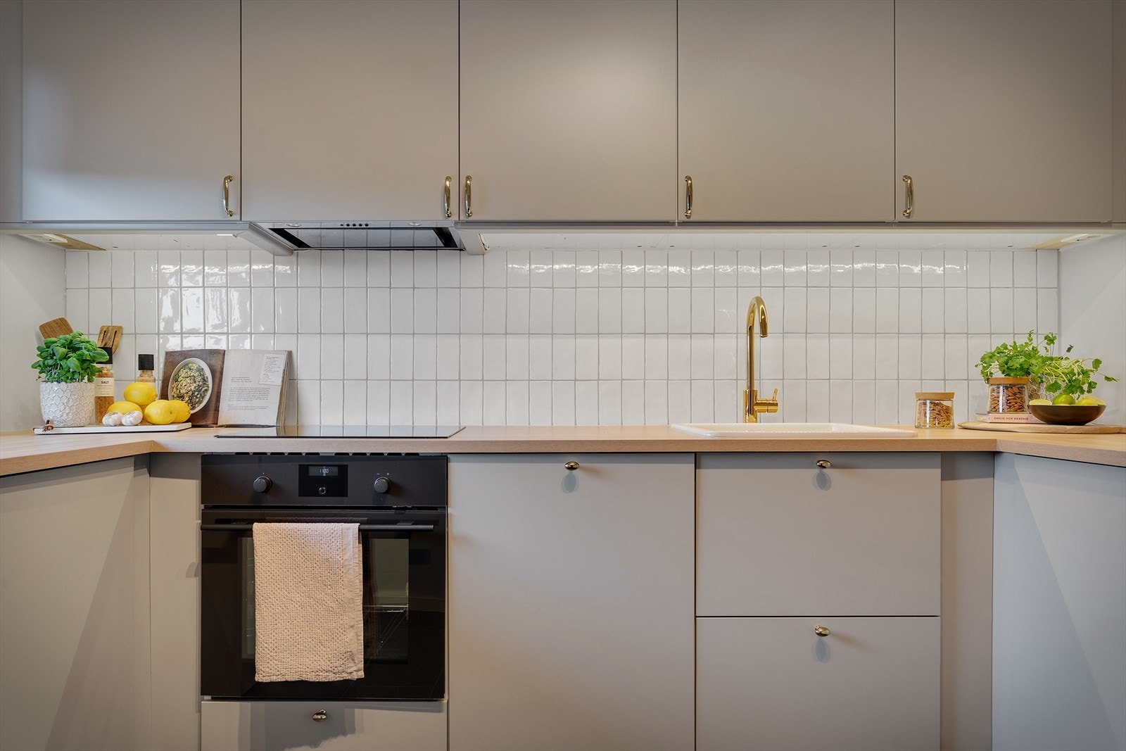 - Selger oppgradert med bla. nye fronter og benkeplate, nytt blandebatteri og vask, samt fliselagt backsplash - Galleribilde