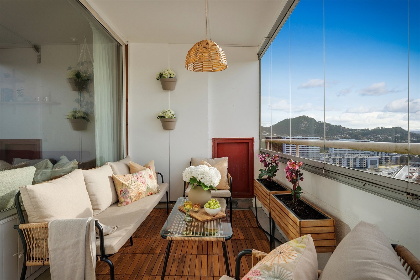 - Innglasset balkong på 9,7m² med god plass til ønsket utemøblement - Galleribilde