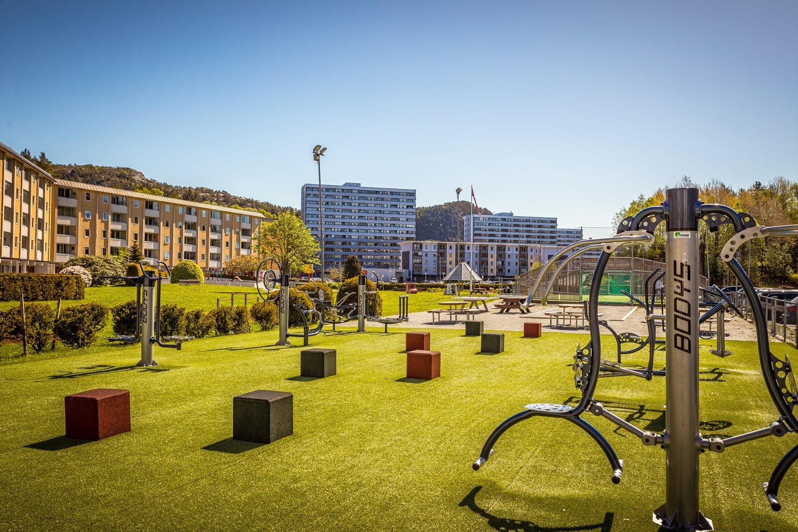 - Her finner man noe for alle aldersgrupper, både lekeplass og utendørs treningsapparater som beboerne kan benytte seg av - Galleribilde