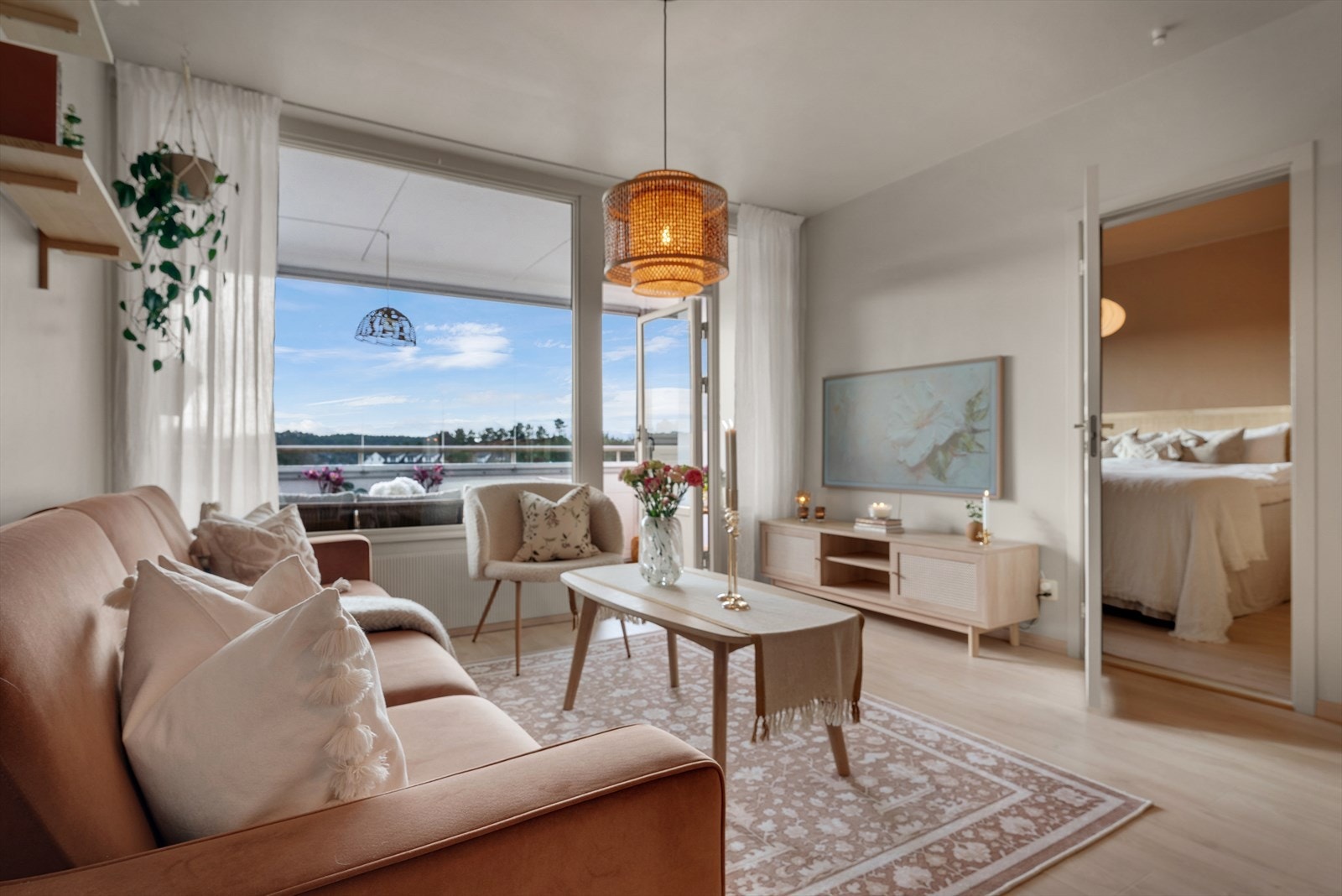 - Ikke minst byr vinduene også på den naturskjønne utsikten som tilfører boligen særpreg - Galleribilde