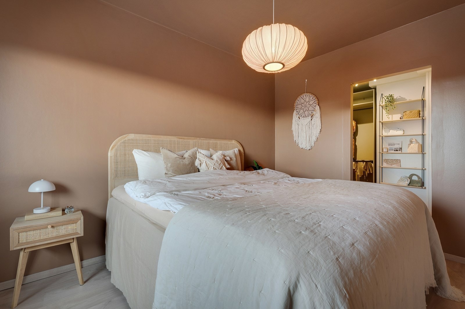 - Merk at både vegger og tak er malt i en delikat fargetone, noe som gir et lunt og harmonisk uttrykk - Galleribilde