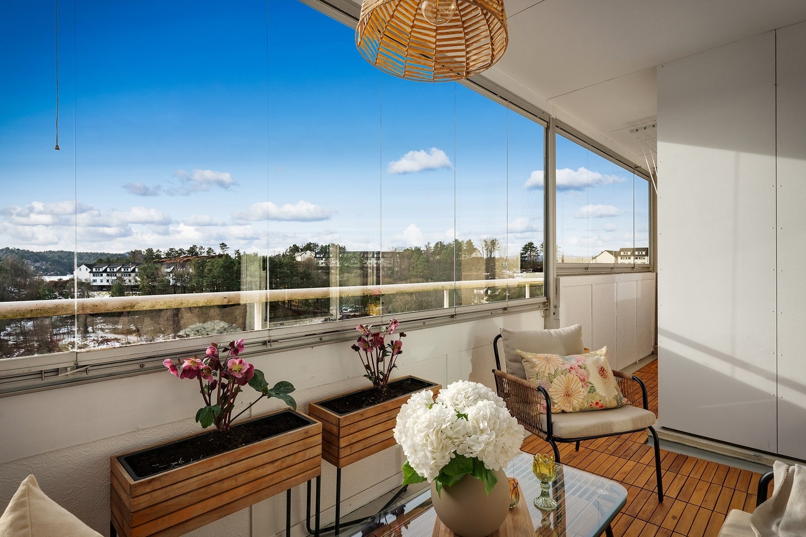 - Det at balkongen er innglasset gjør bruksmulighetene betraktelig større, og den kan nytes store deler av året - Galleribilde