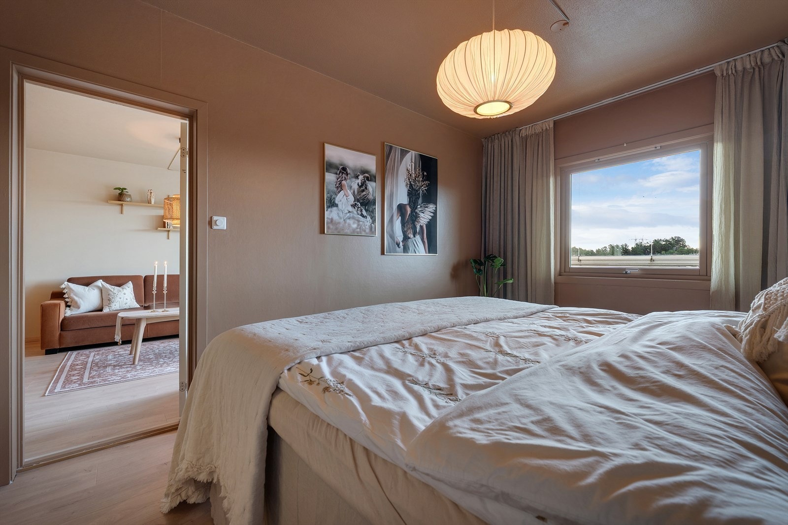 - Soverommet gir god plass til dobbeltseng og tilhørende møblering - Galleribilde