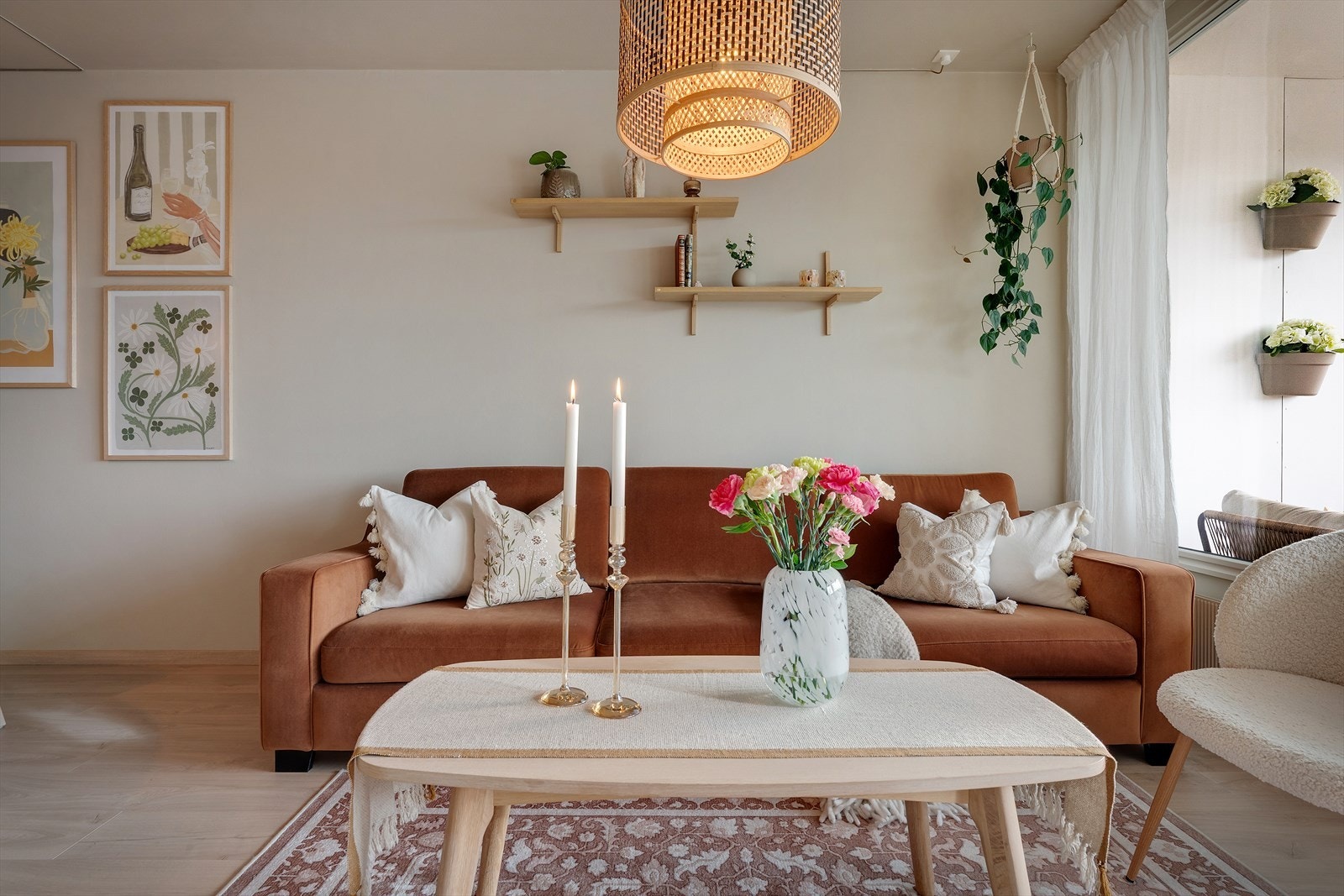 - Leiligheten har et BRA-i på 74m² og inneholder entré, 2 soverom, walk-in garderobe, gang, bad, vaskerom, stue og kjøkken - Galleribilde