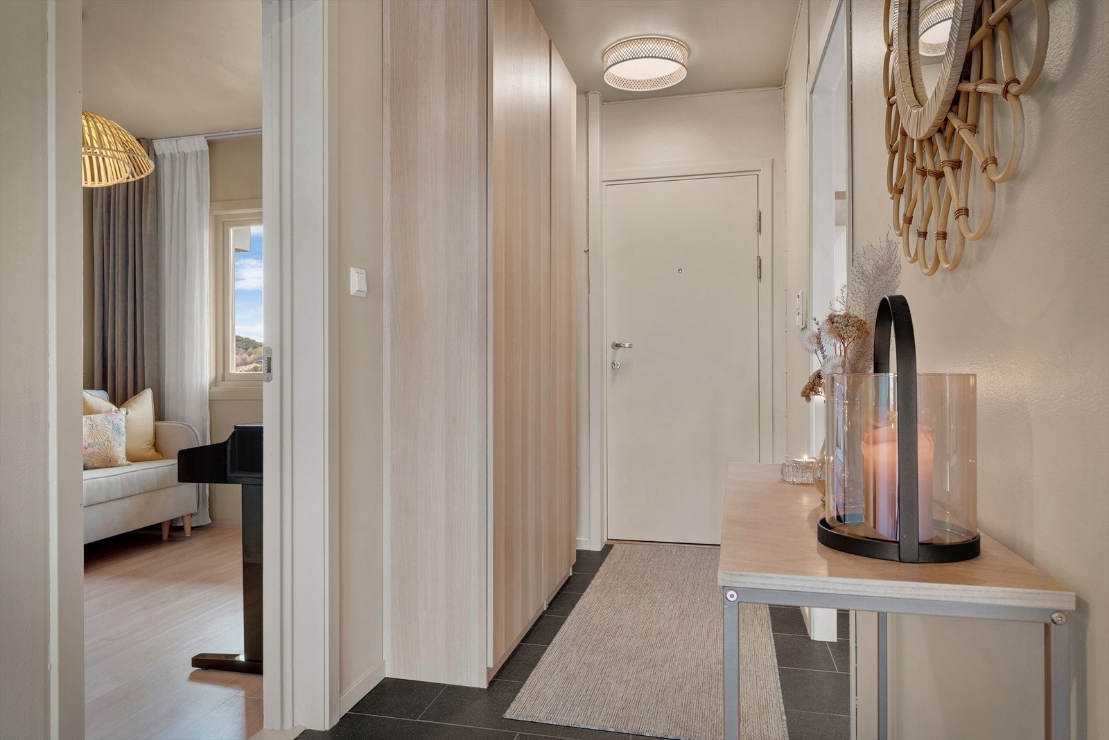 - Boligens romslige entré måler 6,6 m². Her er det også innredet med en praktisk garderobeløsning som medfølger handelen helt kostnadsfritt - Galleribilde