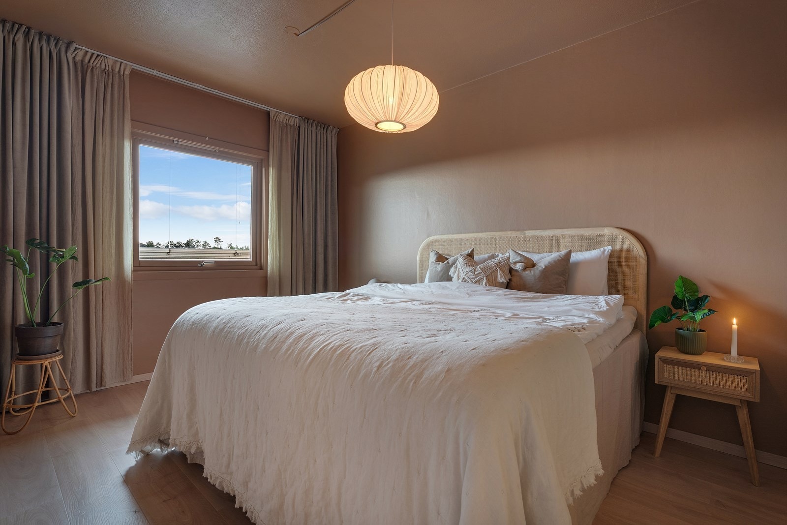 - Vi beveger oss inn på boligens hovedsoverom som måler hele 11m - Galleribilde