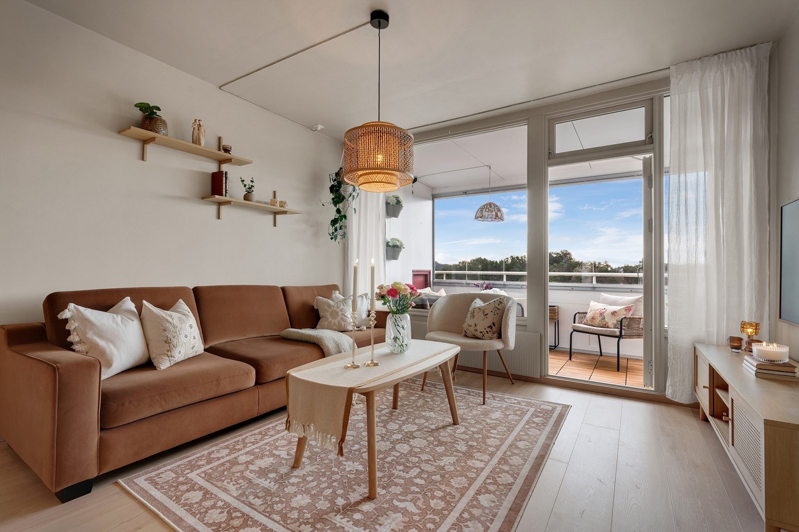 - Romslig og lys stue på 21,6 m² med gode møbleringsmuligheter og et naturlig samlingspunkt for familie og gjester - Galleribilde