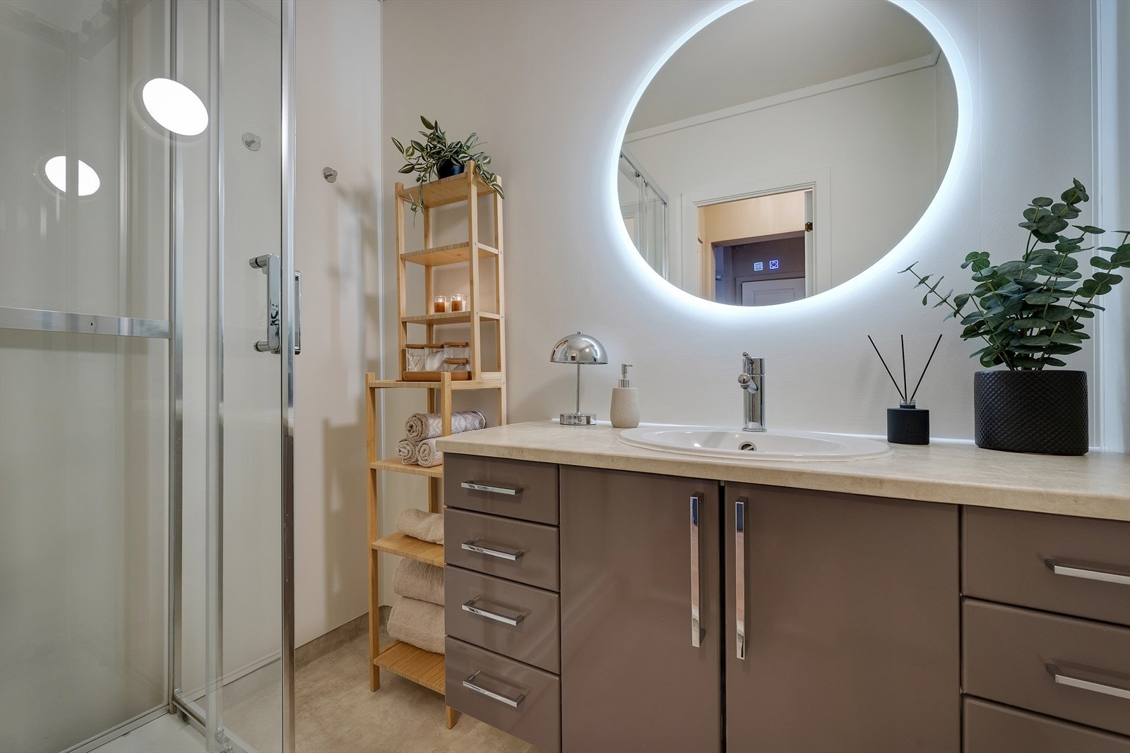 - Et romslig bad med alt du skulle trenge i hverdagen - Galleribilde