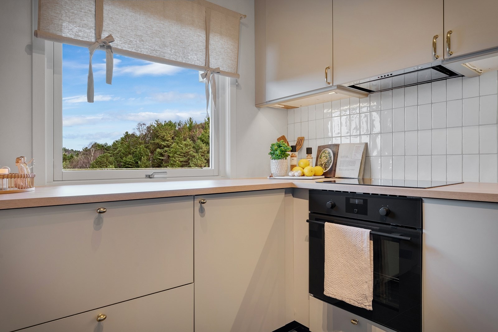 - Her er det rikelig med skap- og benkeplass til glede for kokken - Galleribilde