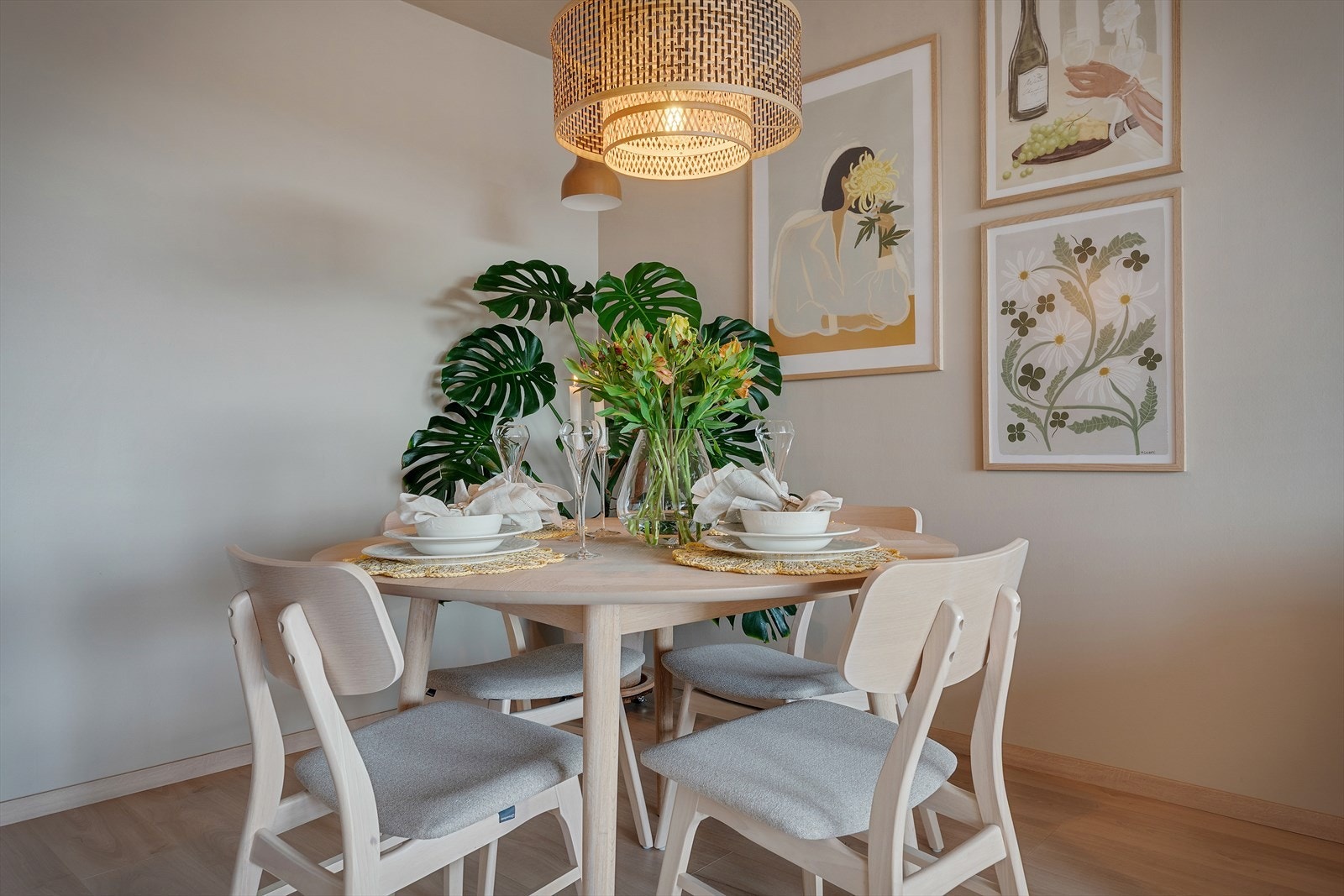 - Gjennomgående i boligen er lekre og moderne fargevalg. Merk pent nyere gulv og tilhørende lister - Galleribilde