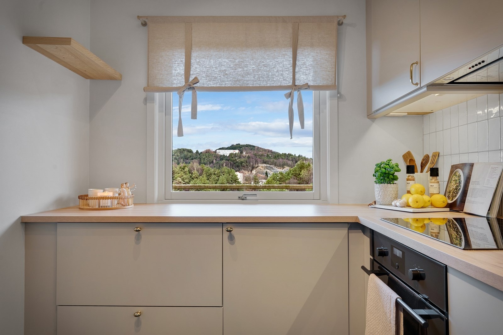 - Nyt morgenkaffen til naturskjønn utsikt ut av kjøkkenvinduet - Galleribilde