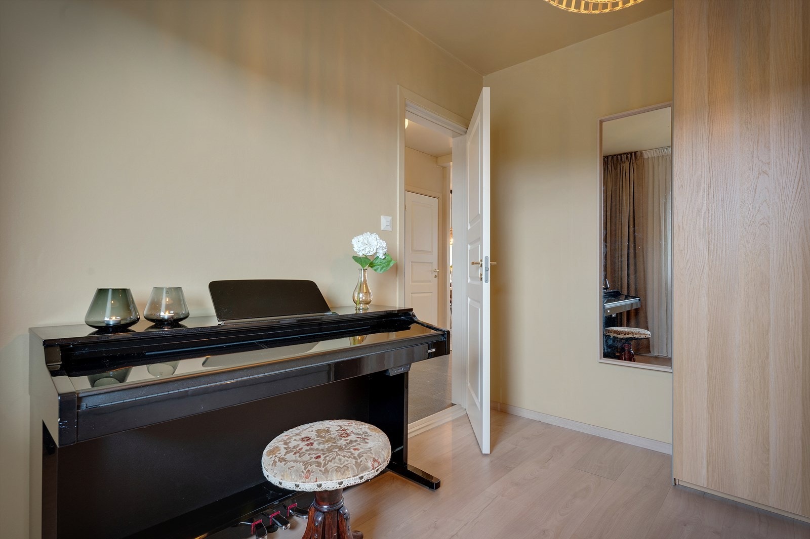 - Gjennomførte, tidsriktige detaljer gir boligen et stilfullt og moderne uttrykk - Galleribilde