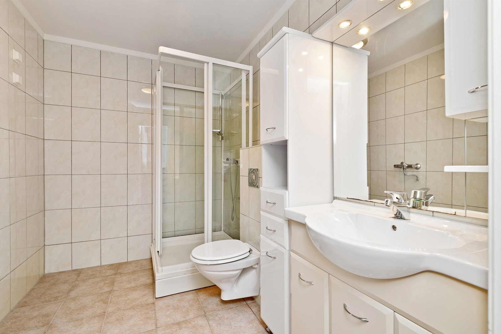 Helfliset bad/wc med varmekabler Galleribilde