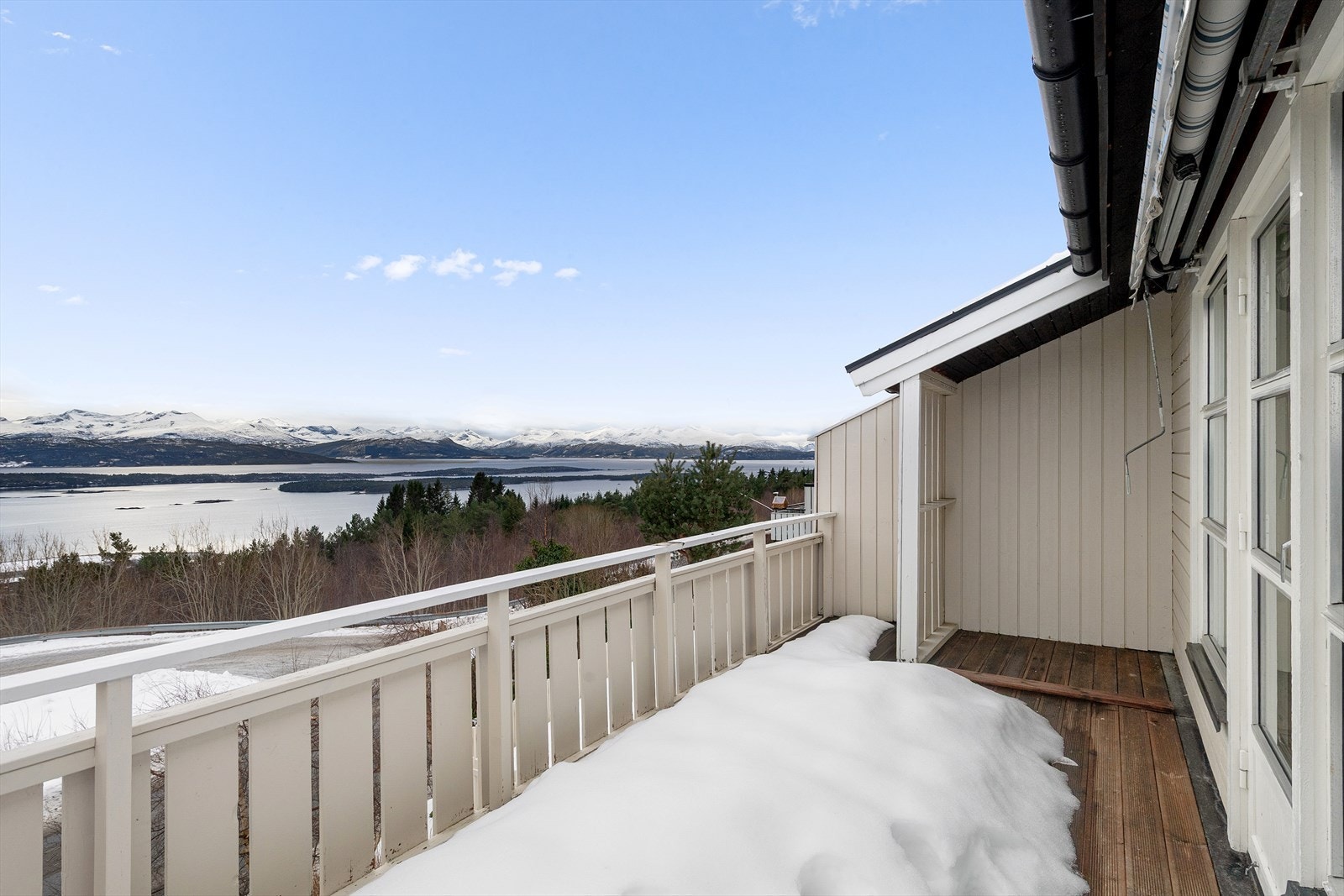 Veranda med flott utsikt mot fjorden og Romsdalsfjellene Galleribilde
