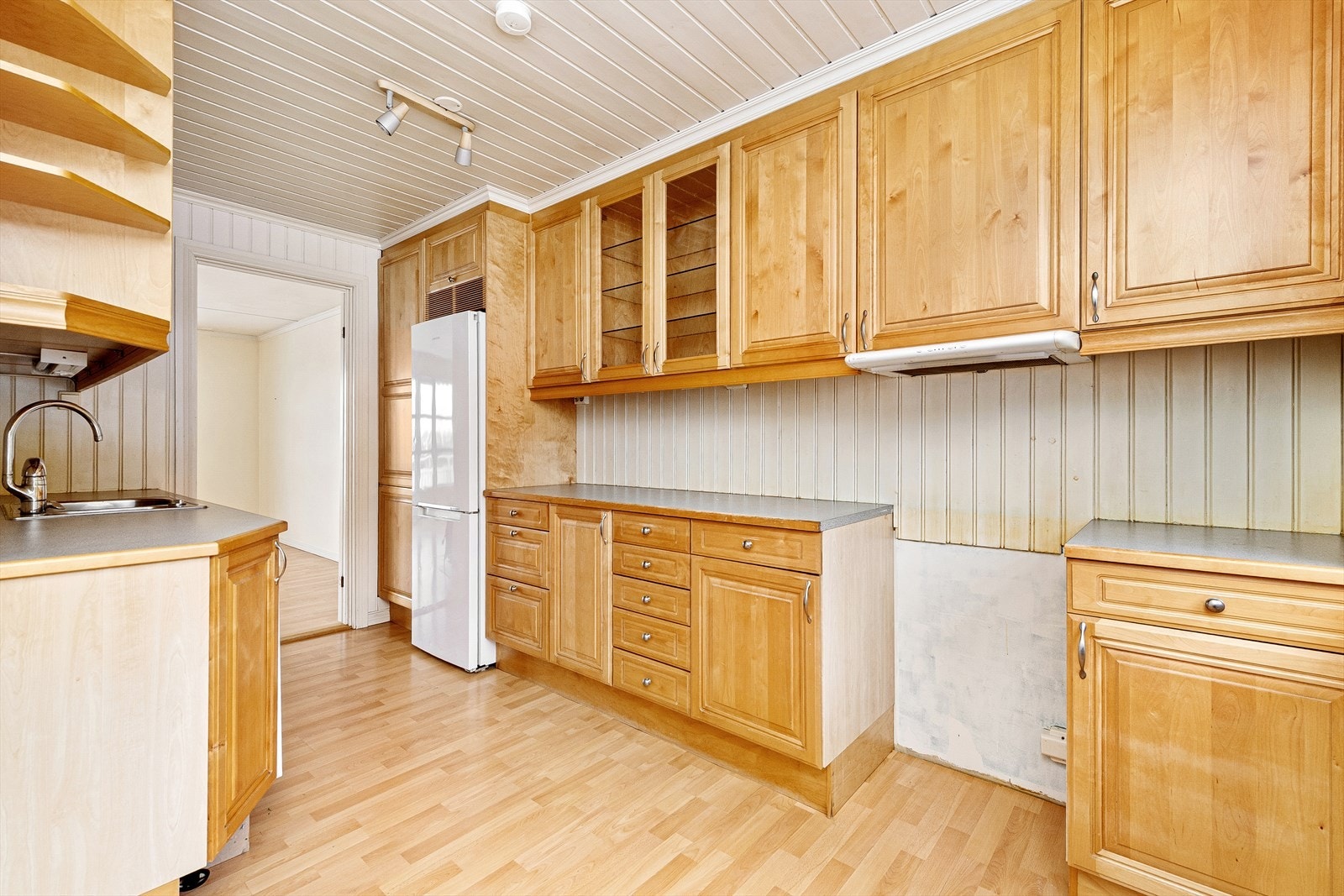 Innholdsrikt kjøkken med god skapplass Galleribilde